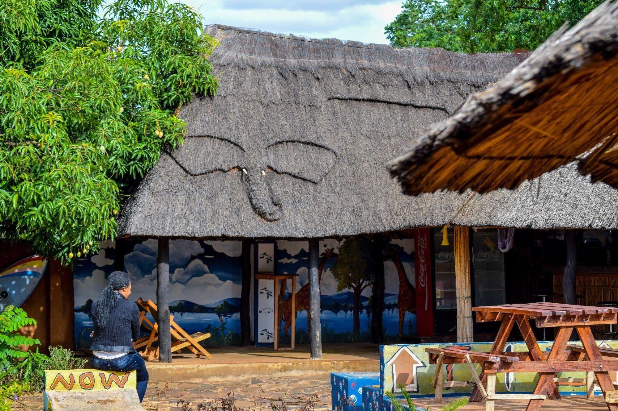 Zinga Backpackers Hotel Livingstone Exterior foto